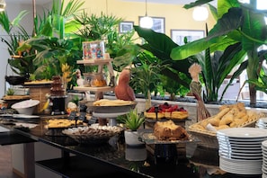 Buffet déjeuner (18 EUR par personne)