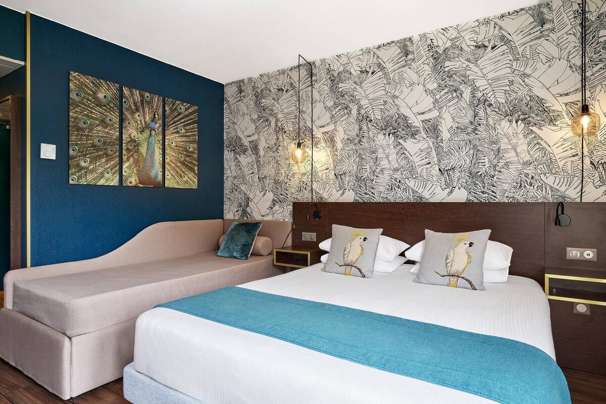 standard triple room | premium bedding, minibar, in-room safe, desk