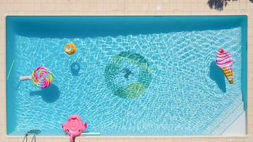 Piscine extérieure (ouverte en saison), parasols de plage