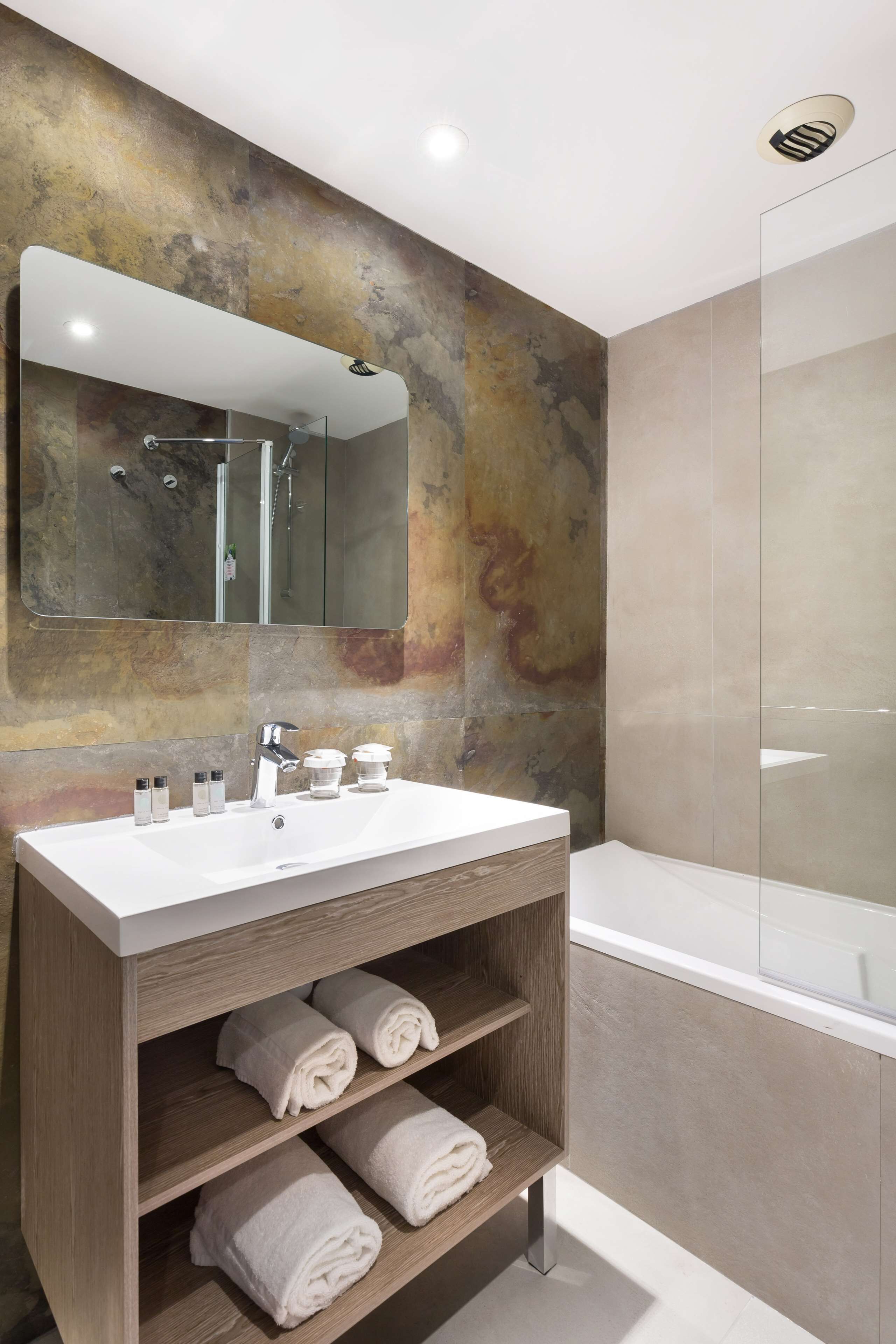 twin room | bathroom | bathtub, free toiletries, hair dryer, towels