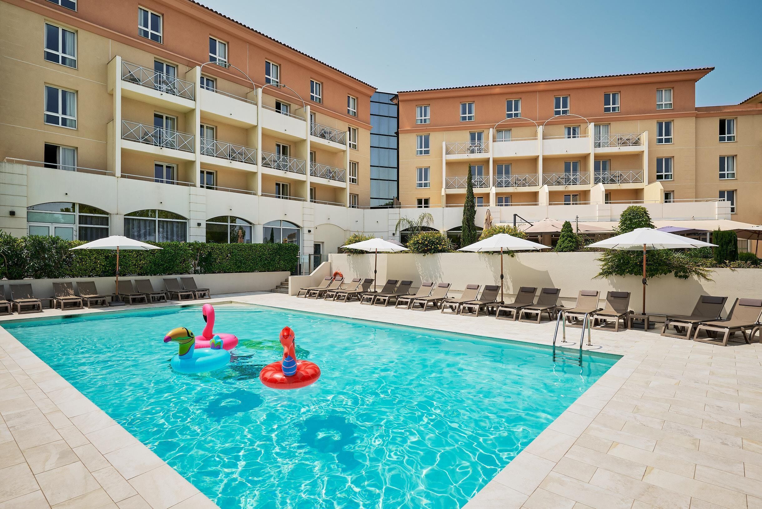 حمّام سباحة خارجي موسمي، مظلات على حمّام السباحة، مقاعد للتشمس