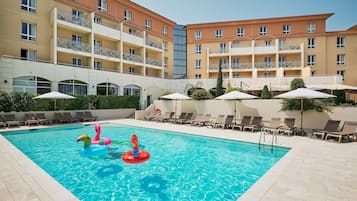 Kolam renang outdoor musiman, dengan payung kolam renang