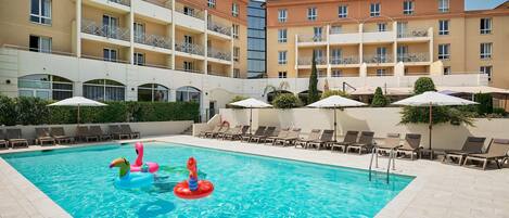 Sesongbasert utendørsbasseng, bassengparasoller og solsenger