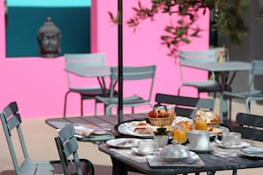 Petit déjeuner, déjeuner et dîner servis sur place