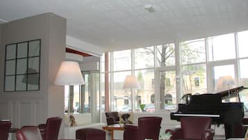 供應早餐、午餐及晚餐