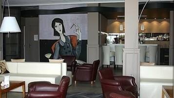 Un hall d’entrée moderne avec des sièges en cuir, un bar et un grand tableau abstrait accroché au mur.