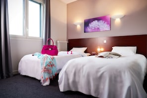 Coffres-forts dans les chambres, bureau, fer et planche à repasser