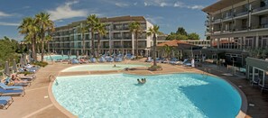 Una piscina cubierta, 2 piscinas al aire libre, sombrillas, tumbonas