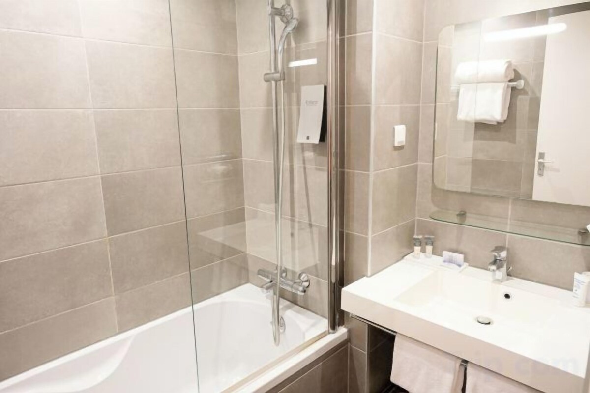 Baño | Artículos de higiene personal gratuitos, secador de pelo y toallas