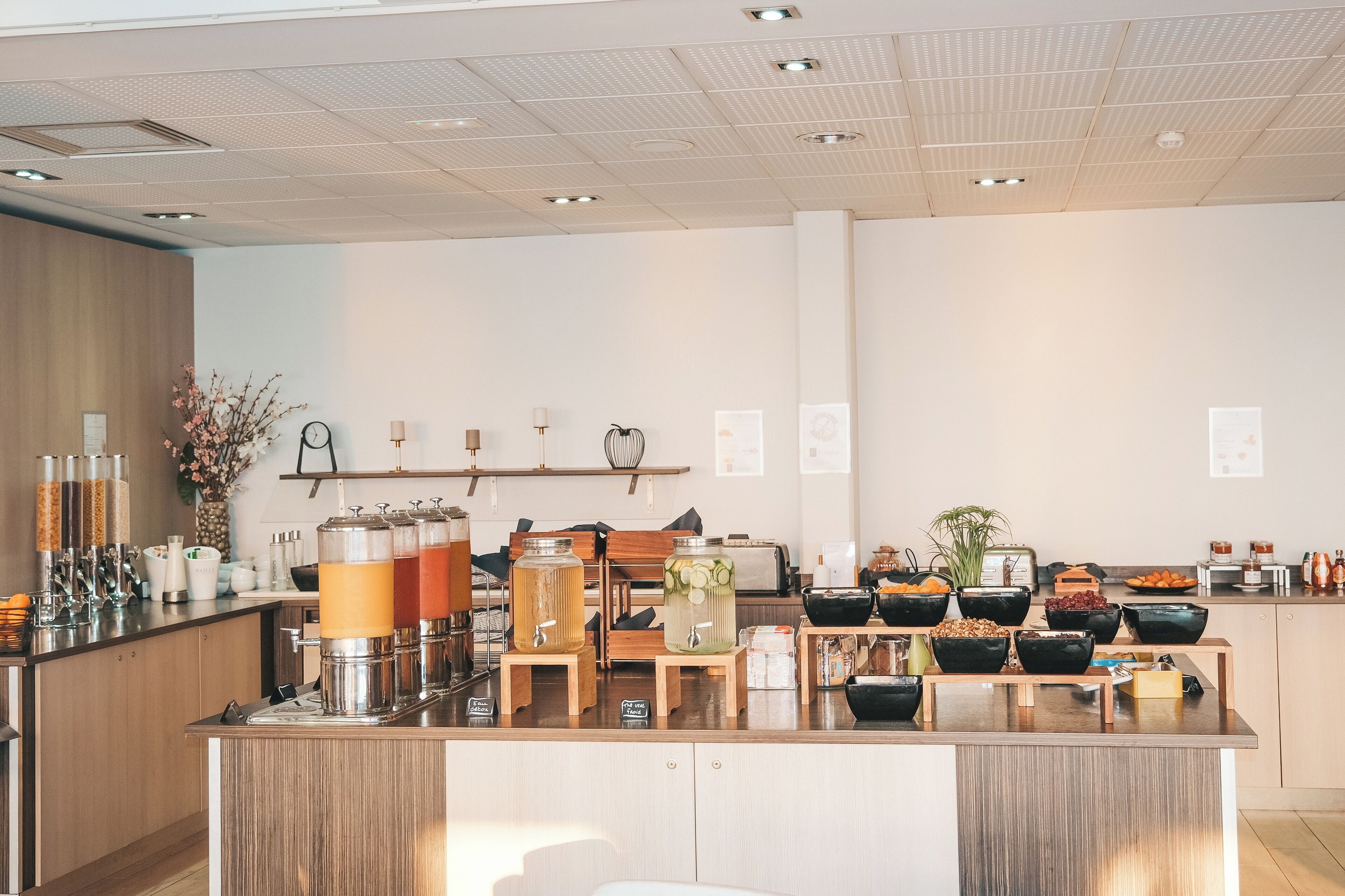 daily continental breakfast (eur 21 per person)