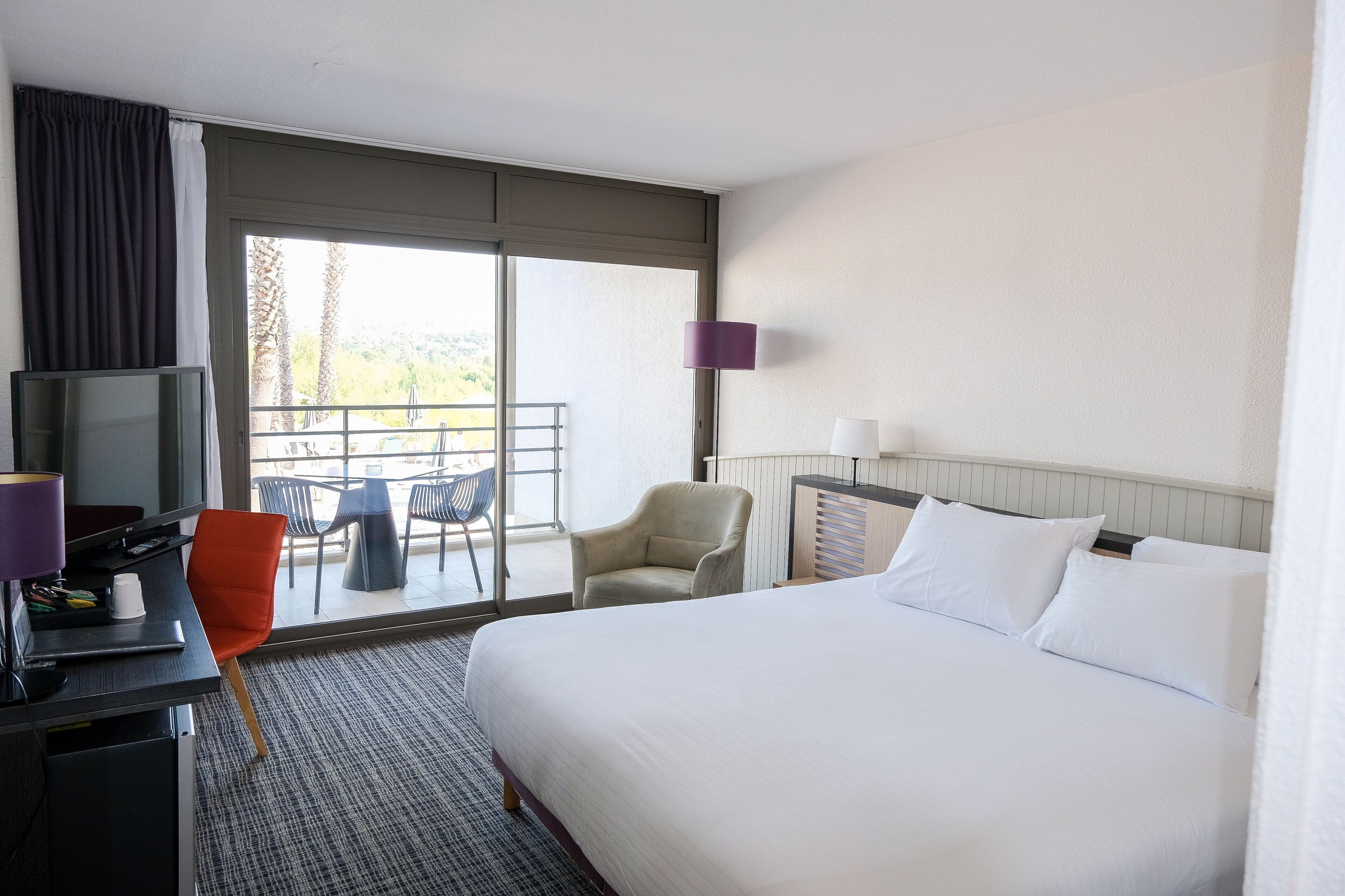 Chambre Double Supérieure, vue partielle sur la mer | Minibar, coffres-forts dans les chambres, décoration personnalisée