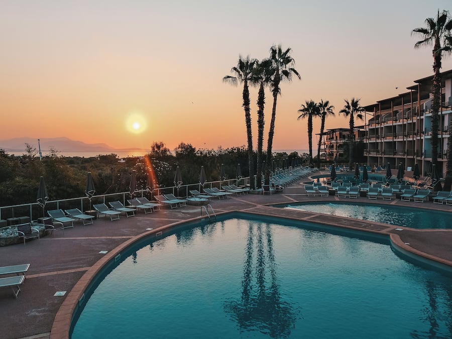 Een binnenzwembad, 2 buitenzwembaden, parasols voor strand/zwembad