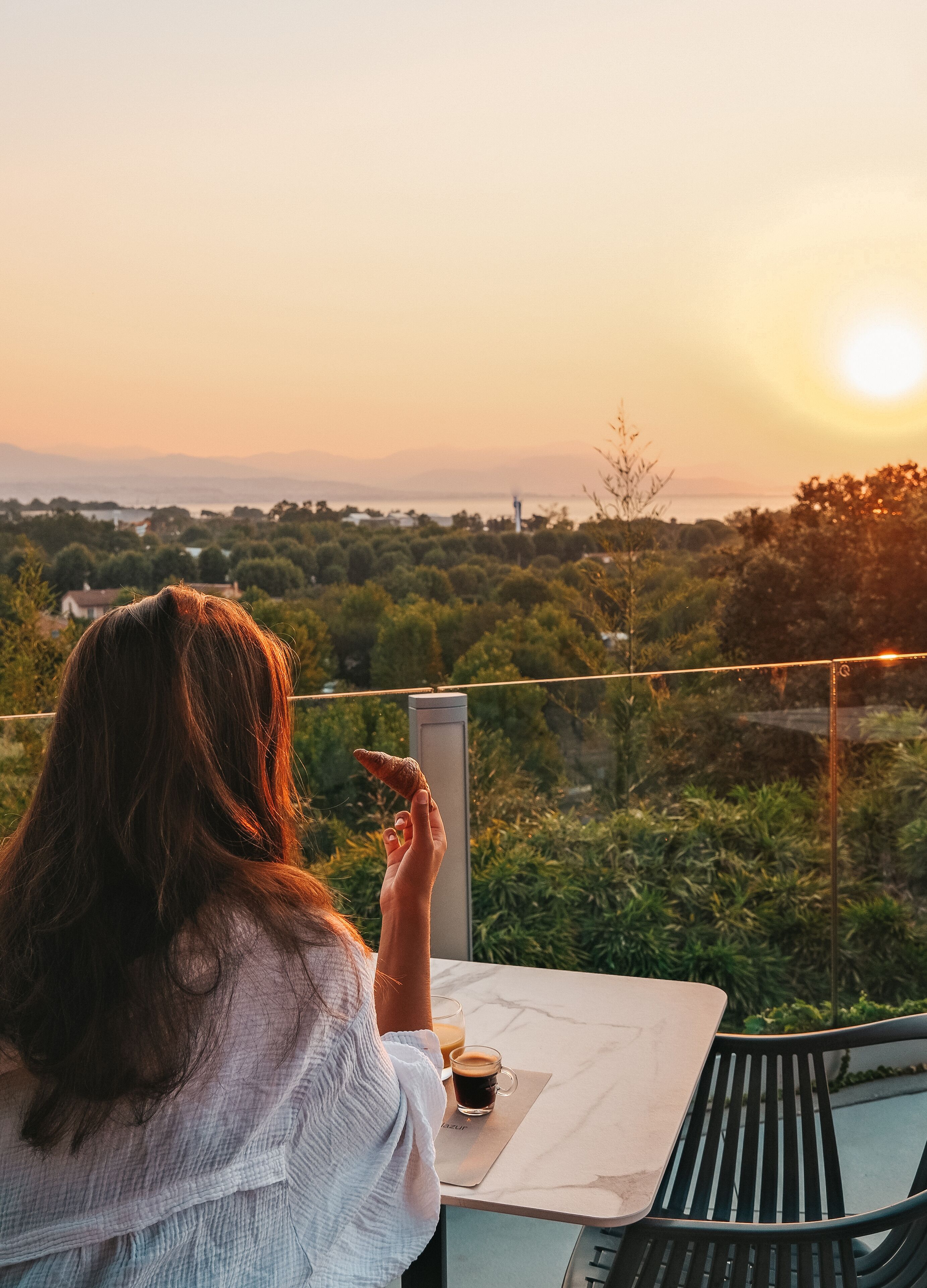 Daily continental breakfast (EUR 21 per person)