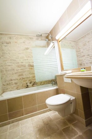 Comfort-Zimmer | Badezimmer | Kostenlose Toilettenartikel, Haartrockner, Handtücher