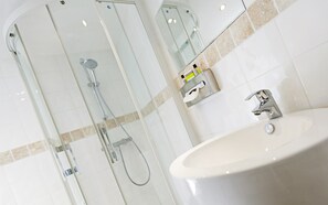 Free toiletries, hair dryer, towels - Hotel Athanor (Beaune)
