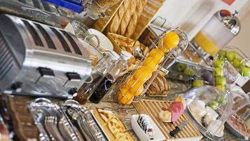 Desayuno buffet (EUR 13.90 por persona) 