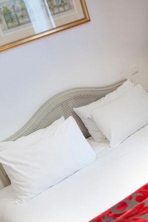 Decoración personalizada, muebles diferentes y escritorio 