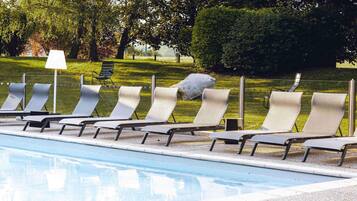 Piscina stagionale all'aperto, lettini