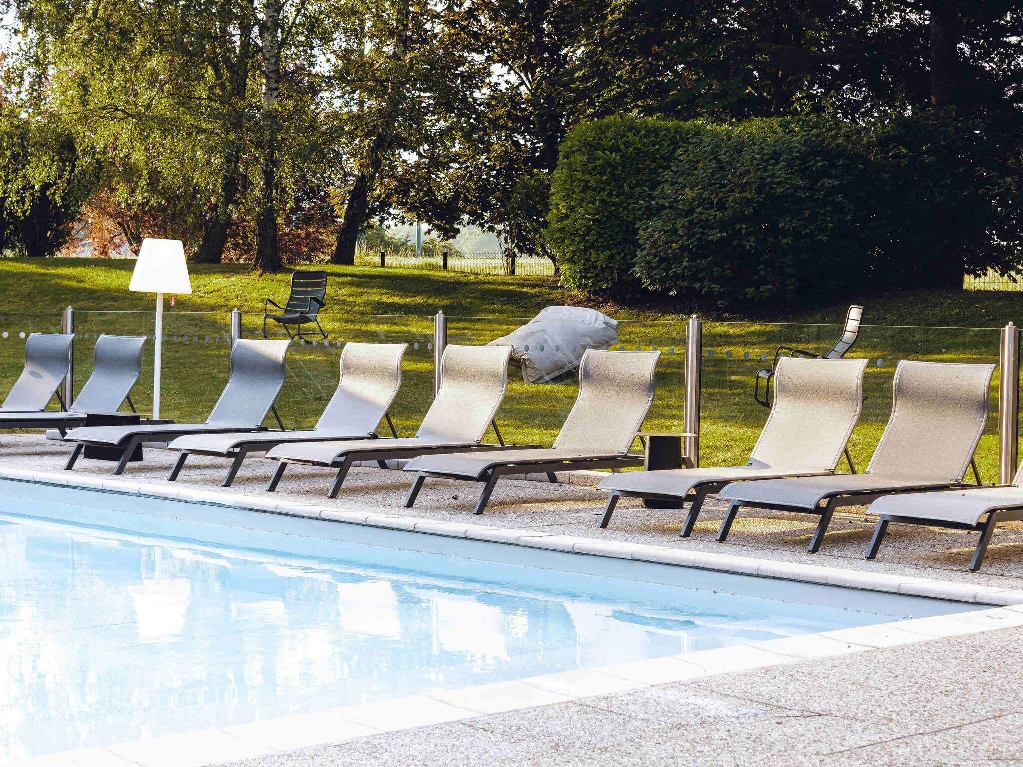 Piscina externa sazonal, funciona das 9h às 21h, espreguiçadeiras