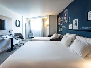 行政客房, 1 張標準雙人床�及 1 張梳化床 | 記憶棉床墊、房內夾萬、書桌、遮光窗簾/窗簾