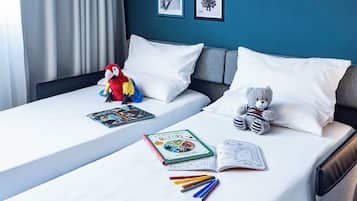 Chambre Familiale, plusieurs lits | Matelas mémoire de forme, coffres-forts dans les chambres, bureau