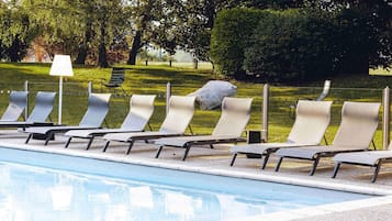 Piscine extérieure (ouverte en saison), chaises longues