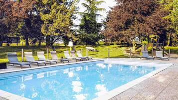 Piscine extérieure (ouverte en saison), chaises longues