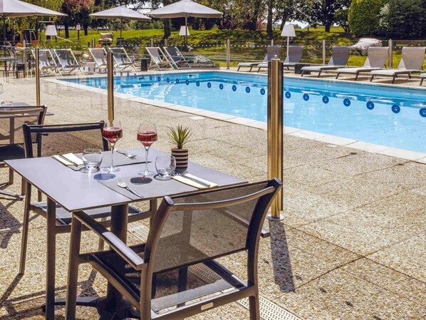 حمّام سباحة خارجي موسمي، مفتوح من 9 صباحاً إلى 9:00 مساءً، مقاعد للتشمس