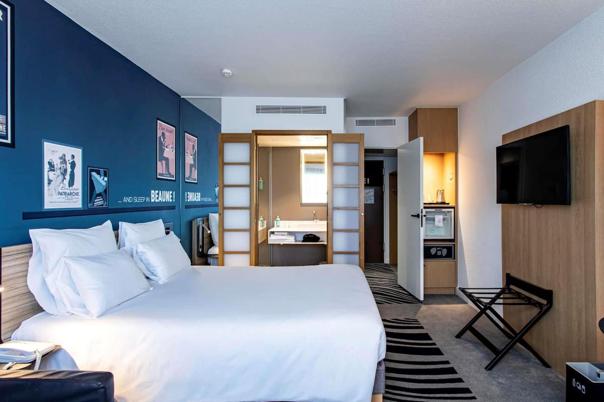 family room, multiple beds | memory-foam beds, in-room safe, desk, blackout curtains