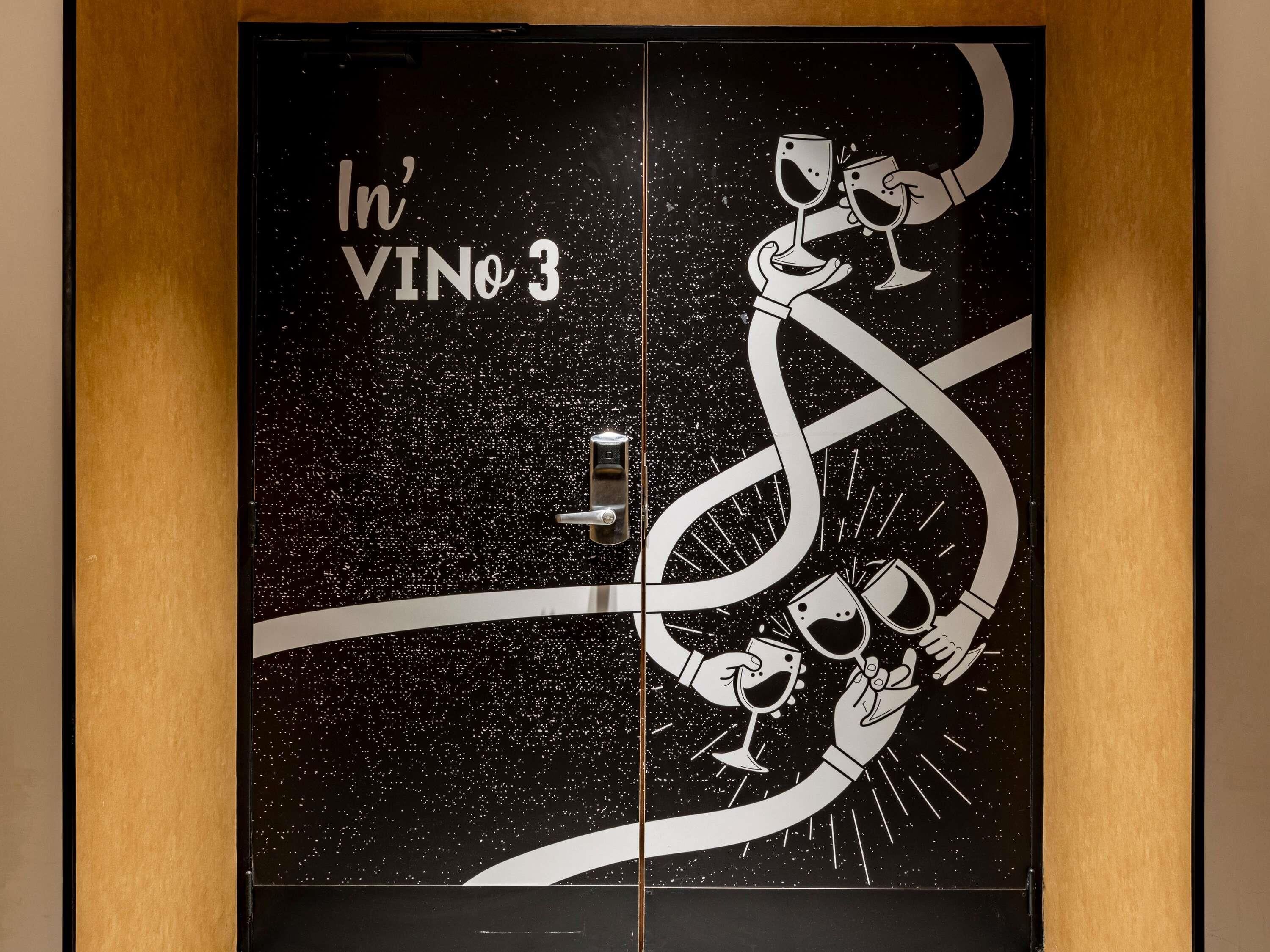 Una puerta con diseño inspirado en el espacio, con líneas abstractas y una cerradura.