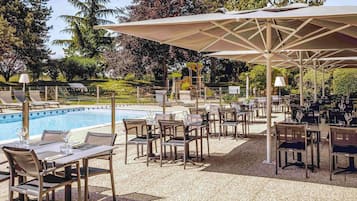Alberca al aire libre por temporada y camastros