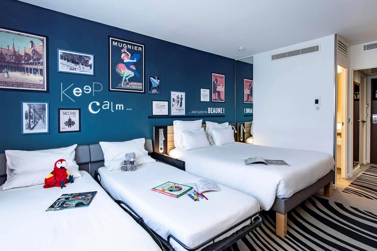 Familienzimmer, Mehrere Betten | Betten mit Memory-Foam-Matratzen, Zimmersafe, Schreibtisch