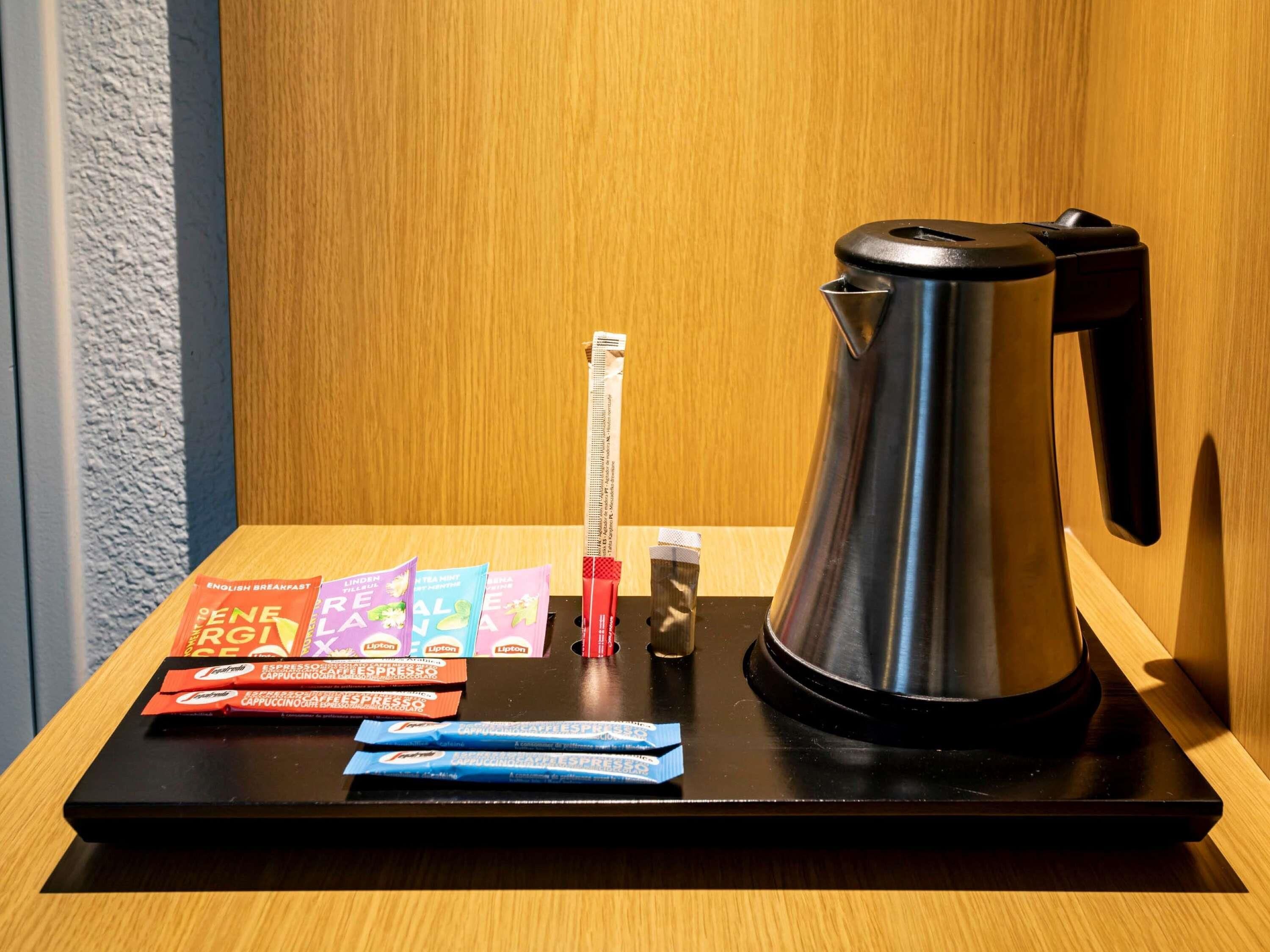 记忆海绵床垫、客房内保险箱、办公桌、遮光窗帘