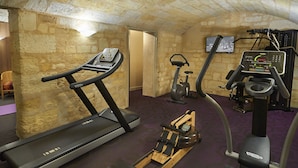 A gym with treadmills, a rowing machine, and an elliptical. - Best Western Premier Hotel Bayonne Etche Ona - Bordeaux (Bordeaux)