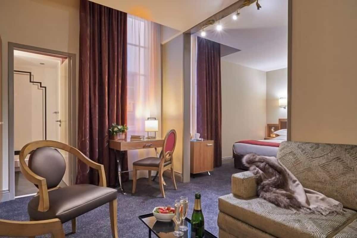 Egyptian cotton sheets, premium bedding, pillow-top beds, minibar