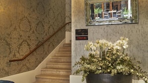 A lobby with a checkered floor, a large potted plant, a staircase, and a mirror on the wall. - Best Western Premier Hotel Bayonne Etche Ona - Bordeaux (Bordeaux)