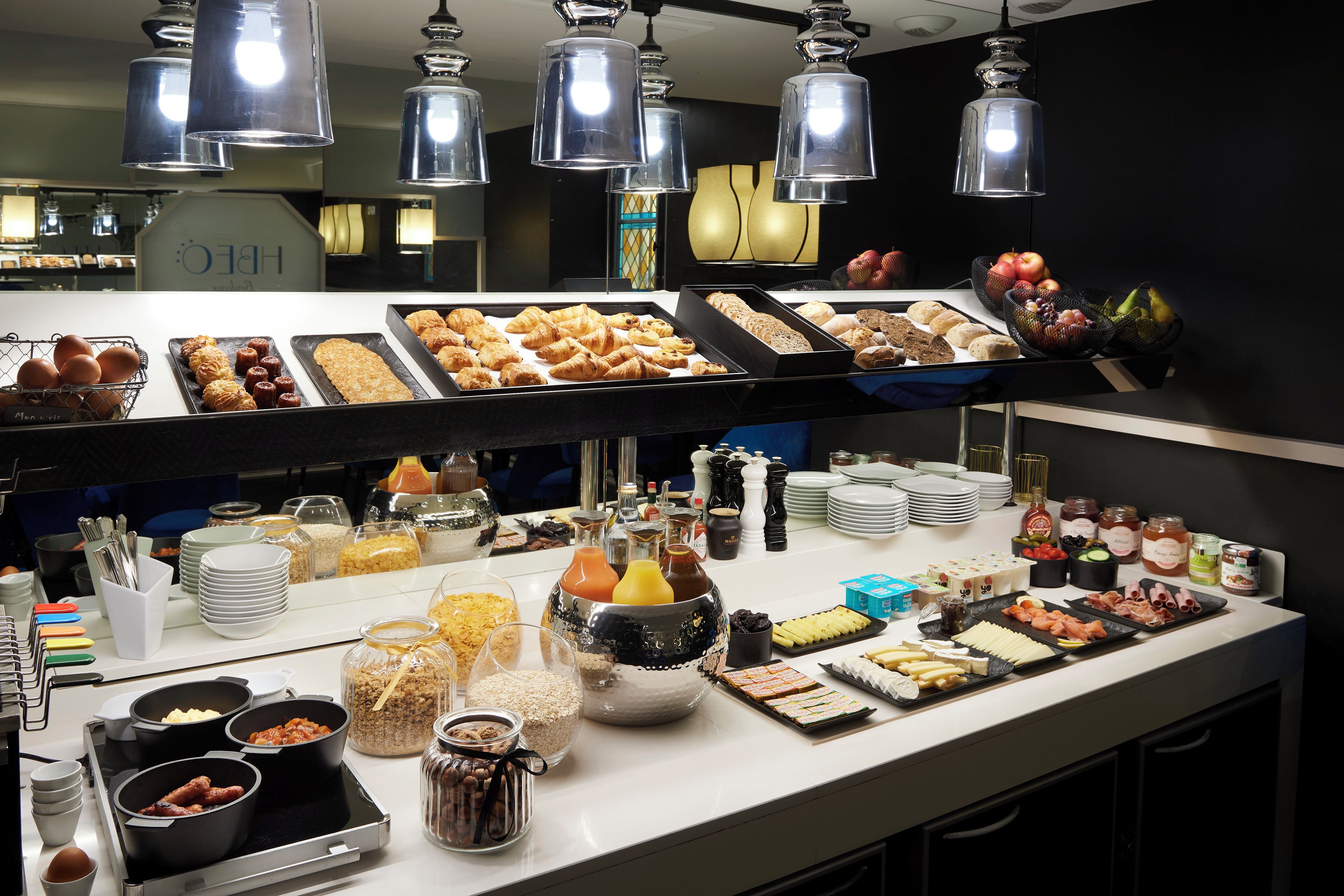 Un buffet proposant une variété de plats et d’accompagnements.