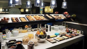 Un buffet proposant une variété de plats et d’accompagnements.