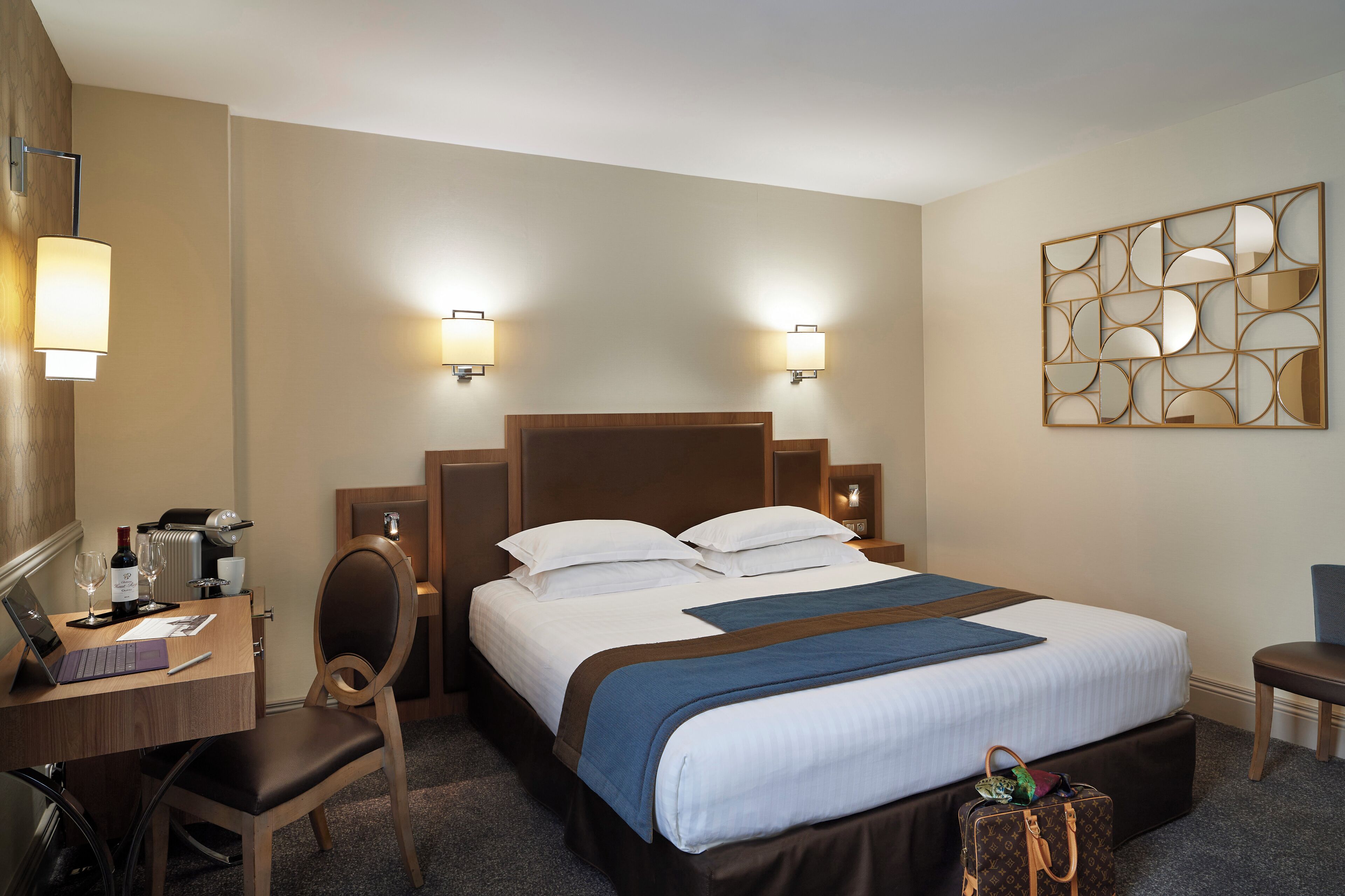 deluxe room | egyptian cotton sheets, premium bedding, pillow-top beds, minibar