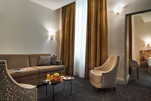 Suite Keluarga | Seprai katun Mesir, seprai premium, bantalan ekstra lembut, dan minibar