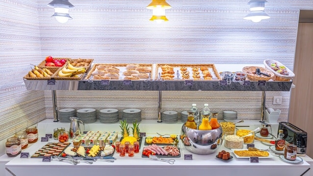 A buffet with various food items, including fruits, pastries, and condiments. - Best Western Premier Hotel Bayonne Etche Ona - Bordeaux (Bordeaux)