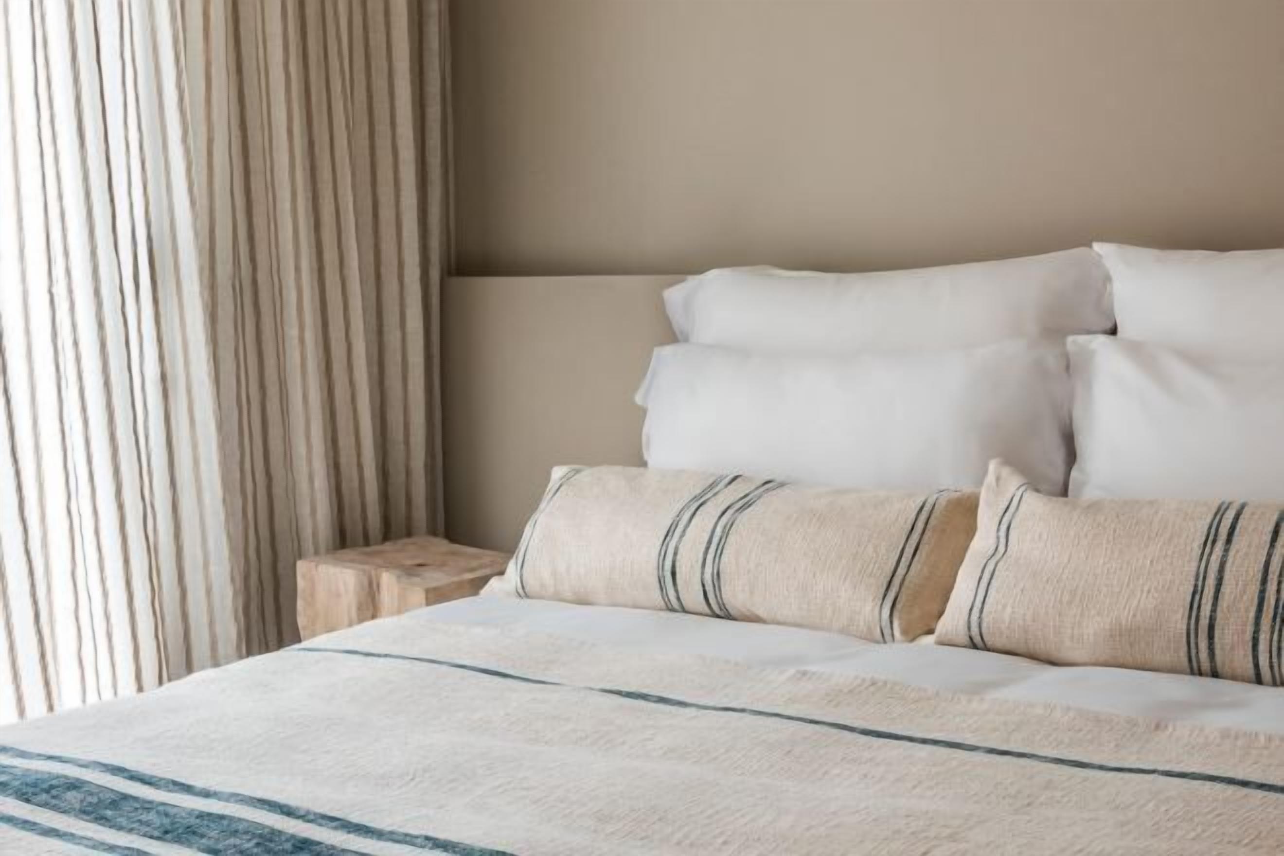 ミニバー、セーフティボックス (室内)、防音設備、WiFi (無料)