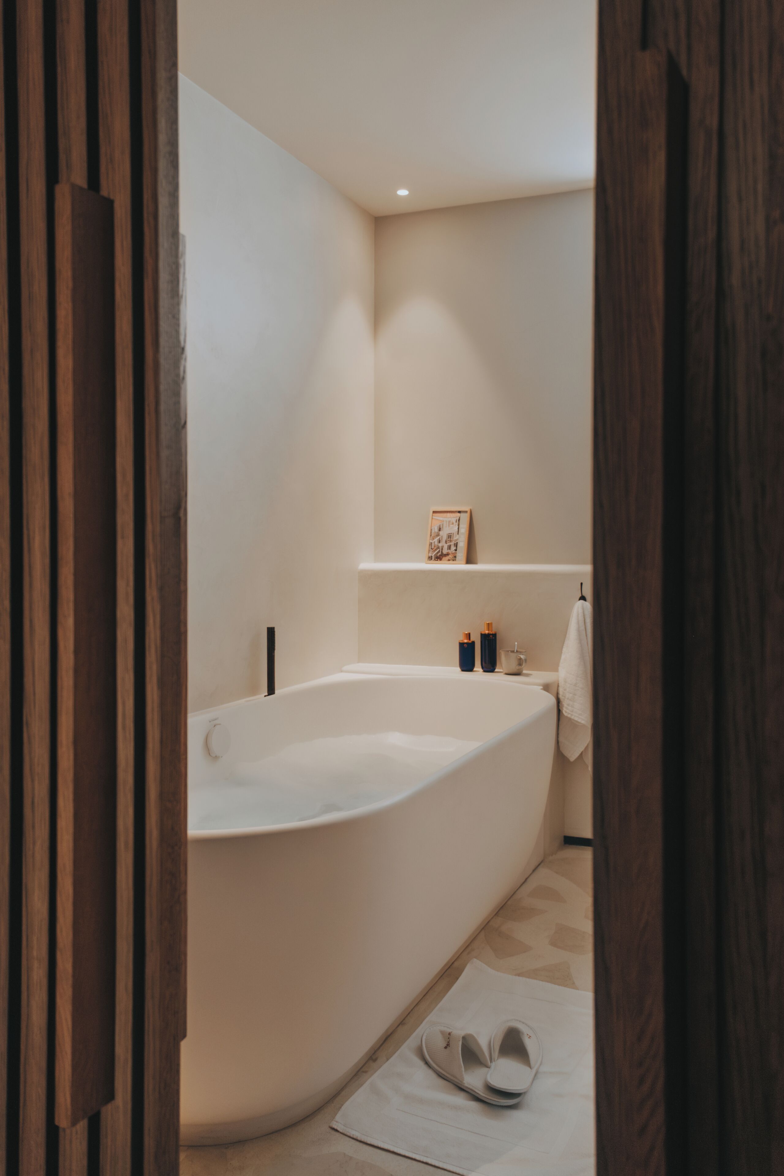 Shower, perlengkapan mandi gratis, pengering rambut, dan jubah mandi