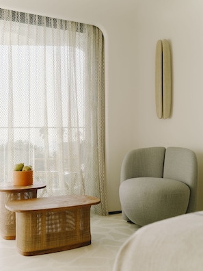 2 bedrooms, hypo-allergenic bedding, minibar, in-room safe