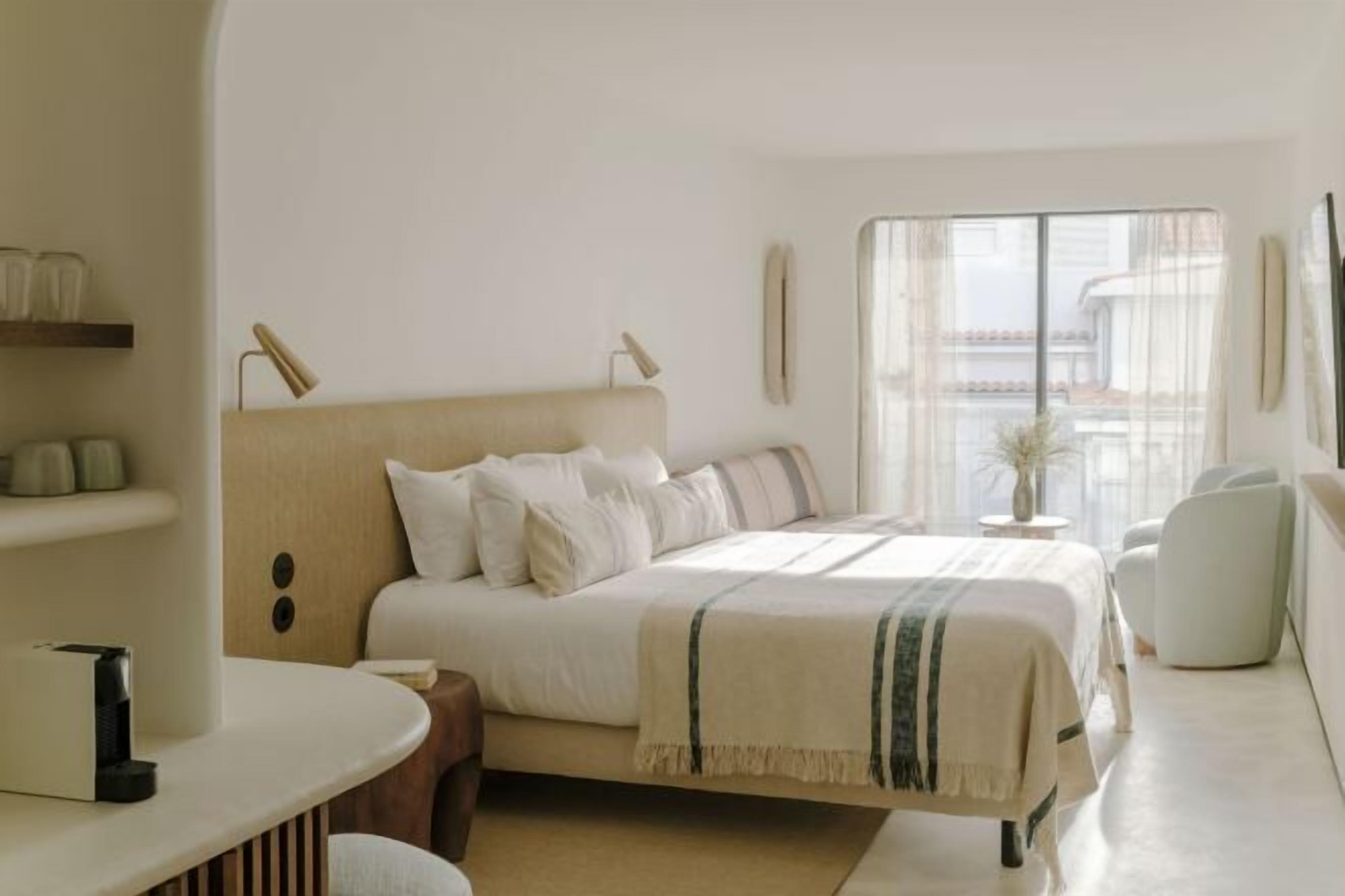 ミニバー、セーフティボックス (室内)、防音設備、WiFi (無料)