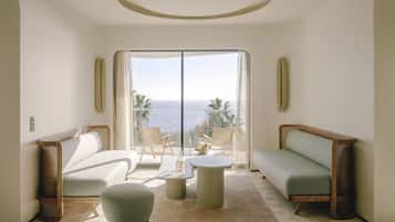 2 bedrooms, hypo-allergenic bedding, minibar, in-room safe