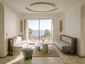 Suite | Hypo-allergenic bedding, minibar, in-room safe, soundproofing