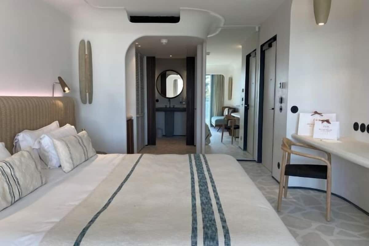2 dormitorios, minibar, caja fuerte y sistema de insonorización