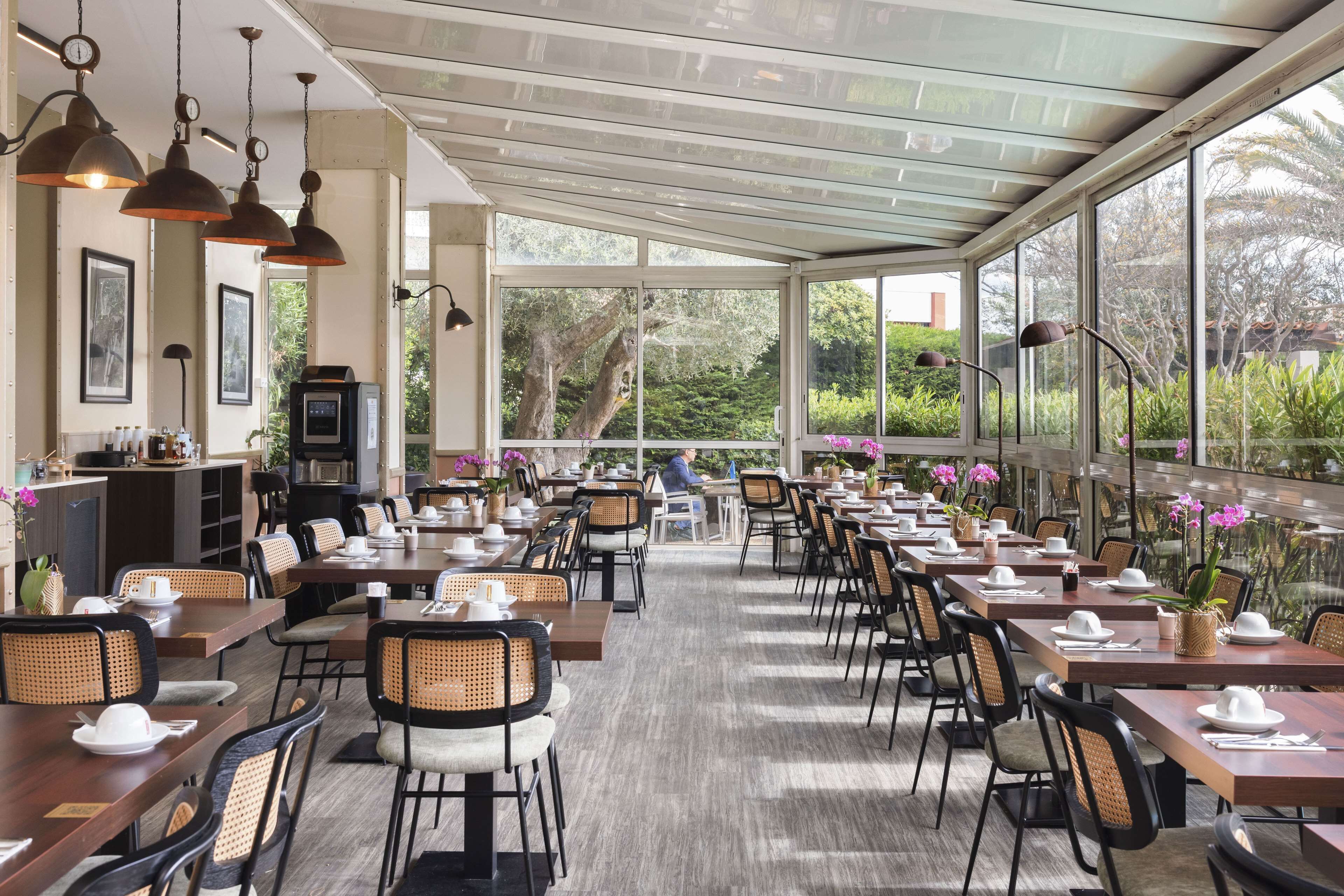 Daily buffet breakfast (EUR 20 per person)