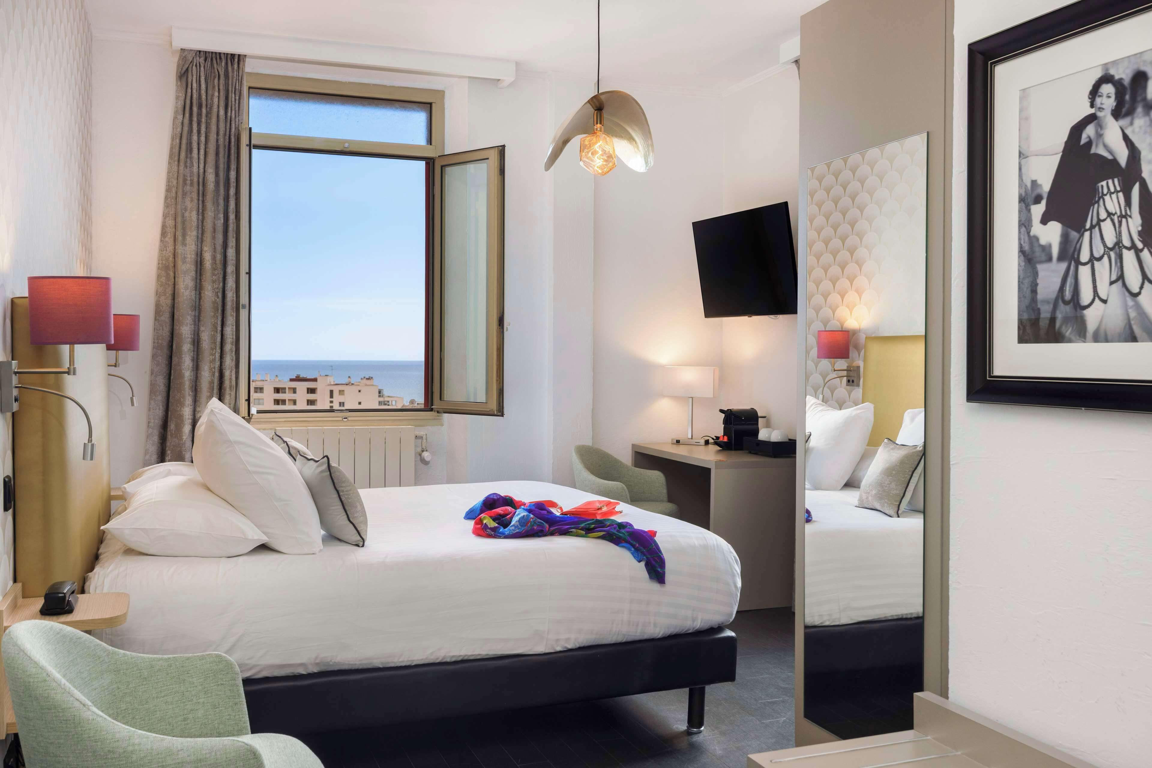 deluxe room, 1 queen bed, non smoking, sea view | in-room safe, soundproofing, free wifi, bed sheets